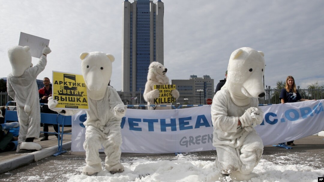 Para aktivis Greenpeace mengenakan pakaian beruang Kutub melakukan protes di luar markas perusahaan Gazprom di Moskow (foto: dok). 