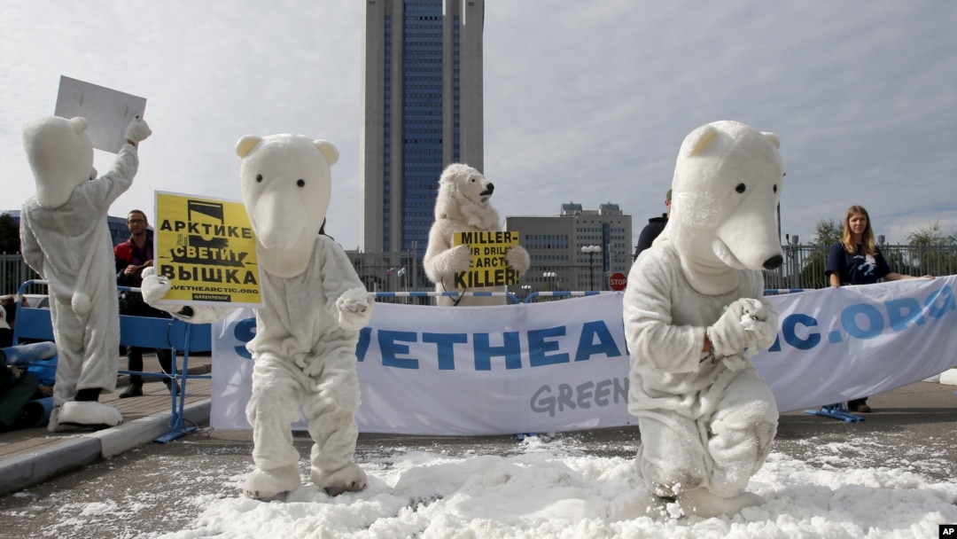 Các thành viên tổ chức Greenpeace mặc trang phục giống như gấu trắng Bắc Cực biểu tình bên ngoài trụ sở của Gazprom tại Moscow, 5/9/2012