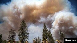 Asap terlihat di Groveland, California, dekat Taman Nasional Yosemite (22/8).