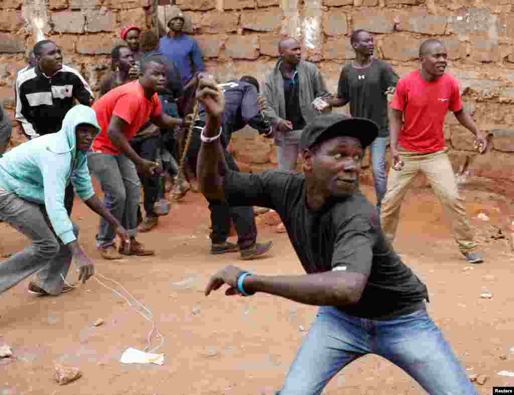 Des manifestants lancent des pierres contre les forces de l’ordre à Kibera, Nairobi, Kenya, 12 août 2017.