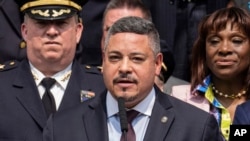 ARCHIVO — Edward A. Caban habla tras prestar juramento como jefe del Departamento de Policía de la Ciudad de Nueva York afuera de la 40ma Comisaría de ese organismo, el 17 de julio de 2023, en Nueva York.