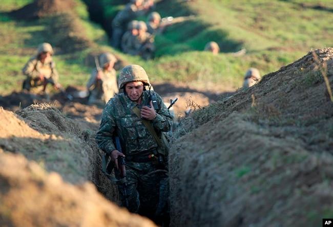 Ermenistan-Azerbaycan sınırında mevzilenen Ermenistan Ordusu askerleri