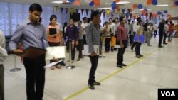 Indian students line up at American Embassy in New Delhi for student visas, June 19, 2014. (Anjana Pasricha/VOA)