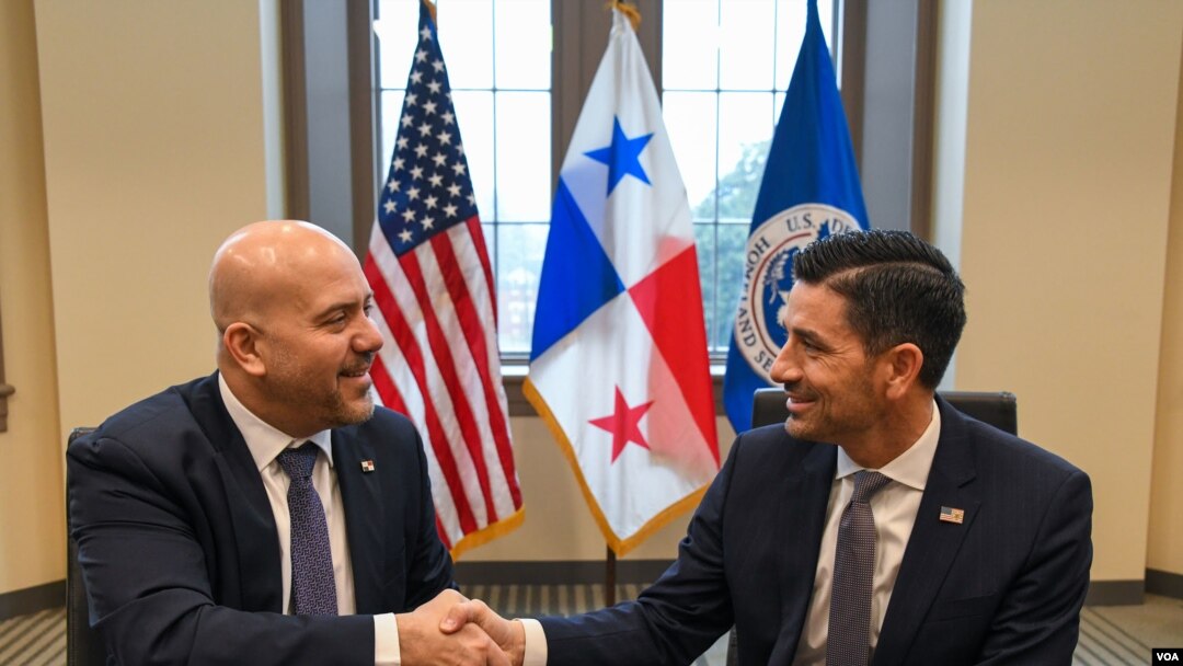 El Secretario interino de DHS, Chad F. Wolf (derecha), y el Ministro de Seguridad Pública de Panamás tras firmar el acuerdo entre ambos países (Foto: Departamento de Seguridad Nacional).