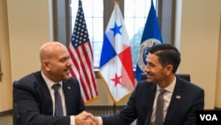 El Secretario interino de DHS, Chad F. Wolf (derecha), y el Ministro de Seguridad Pública de Panamás tras firmar el acuerdo entre ambos países (Foto: Departamento de Seguridad Nacional).