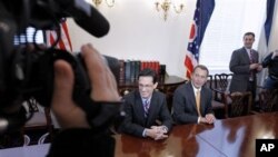 目前美国众议院少数党党鞭康托尔(左)与可能成为下届众议院议长的贝纳议员