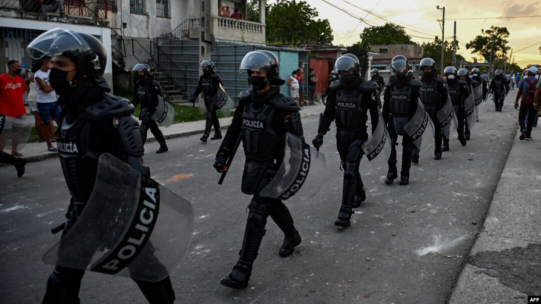 Para polisi anti huru-hara berbaris di jalan-jalan setelah demonstrasi anti-pemerintahan Presiden Miguel Diaz-Canel, di kawasan Arroyo Naranjo Municipality, Havana, Senin, 12 Juli 2021.