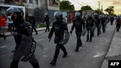 Para polisi anti huru-hara berbaris di jalan-jalan setelah demonstrasi anti-pemerintahan Presiden Miguel Diaz-Canel, di kawasan Arroyo Naranjo Municipality, Havana, Senin, 12 Juli 2021.