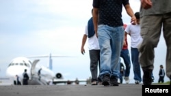 Inmigrantes ilegales de El Salvador llegan al aeropuerto internacional de Comalapa luego de ser deportados de Estados Unidos en Comalapa, en las afueras de San Salvador, el 25 de mayo de 2012.