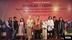 Para narasumber dalam acara Seminar Nasional Sekolah Perempuan: Model Pendidikan Kader Pembaharu Pembangunan yang Berkeadilan Gender dan Inklusif, di Jakarta, Selasa (18/12) (Foto: VOA/Ghita).