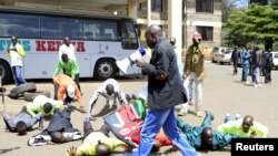 Des athlètes kényans lors d'une manifestation dans l'enceinte de la Riadha House, qui abrite la direction de l'Athletic Kenya (AK) à Nairobi, le 23 novembre 2015.