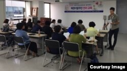 지난 7일 서울 종로구의 통일운동시민단체 '새롭고 하나된 조국을 위한 모임' 강의실에서 탈북민을 위한 언어교육이 진행 중이다.