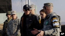 조 바이든 대통령 당선인이 지난 2013년 12월 손녀와 함께 판문점 비무장지대를 방문했다.