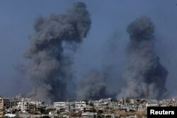 Asap dan puing-puing membubung di Gaza, di tengah konflik yang sedang berlangsung antara Israel dan Hamas, terlihat dari Israel selatan, 11 Desember 2023. (Foto: REUTERS/Clodagh Kilcoyne)