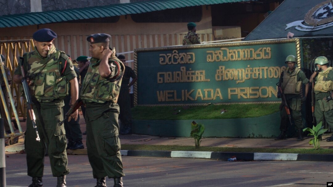 Tentara berjaga di pintu masuk penjara Welikada di Colombo, Sri Lanka, 10 November 2012. (Foto: dok).
