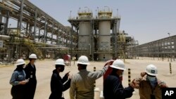 Pabrik gas Hawiyah di Provinsi Timur Arab Saudi pada 28 Juni 2021. (Foto: AP)