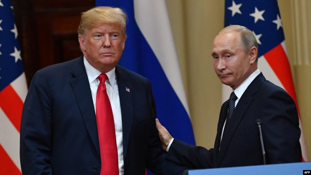 Tổng thống Mỹ Donald Trump (trái) và Tổng thống Nga Vladimir Putin rời khỏi cuộc họp bao chung tại Dinh Tổng thống ở Helsinki, Phần Lan, ngày 16/7/2018.