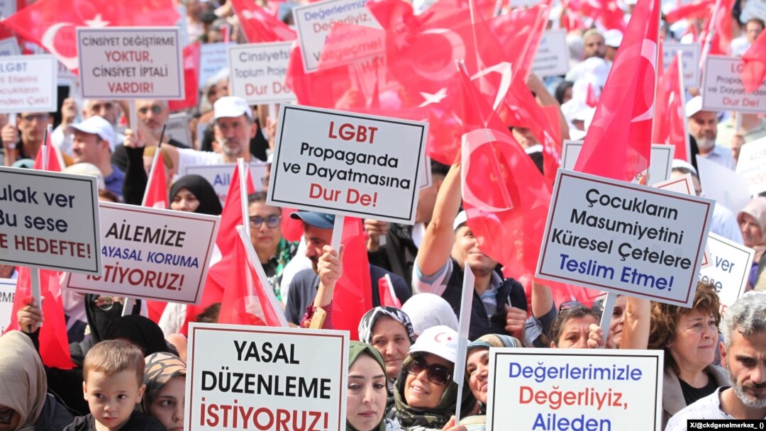 İstanbul'daki mitingde, “Ailemize anayasal koruma istiyoruz” başlıklı talep ön plandayken, “LGBTİ propaganda ve dayatmasına dur de”, “LGBT kirli ellerini çocukların üzerinden çek”, “Sosyokültürel teröre dur de” gibi yazılı pankartlar açıldı.