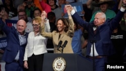 Wakil Presiden AS sekaligus calon presiden dari Partai Demokrat Kamala Harris berfoto bersama calon wakil presiden dari Partai Demokrat, Gubernur Minnesota Tim Walz, di Glendale, Arizona, AS, 9 Agustus 2024. (Foto: REUTERS/Go Nakamura)