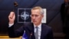 Sekretaris Jenderal NATO Jens Stoltenberg memegang palu saat menghadiri pertemuan Dewan Atlantik Utara dalam sesi menteri pertahanan NATO di markas besar Aliansi di Brussels, Belgia, 15 Februari 2024. (Foto: REUTERS/Johanna Geron)