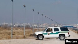 Una camioneta de la Patrulla Fronteriza de EE.UU. vigila en la frontera con México, en El Paso, Texas. (Foto de archivo)
