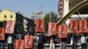 Demonstran mengangkat plakat Aung San Suu Kyi saat protes terhadap kudeta militer 1 Februari 2021 di negara itu, di Yangon, Myanmar, 17 Februari 2021. (Foto: Reuters)