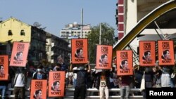 Demonstran mengangkat plakat Aung San Suu Kyi saat protes terhadap kudeta militer 1 Februari 2021 di negara itu, di Yangon, Myanmar, 17 Februari 2021. (Foto: Reuters)