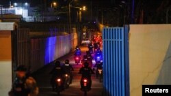 Policías entran en motos en una prisión de Guayaquil, Ecuador, para tratar de controlar otro motín entre reclusos el 24 de febrero de 2021.