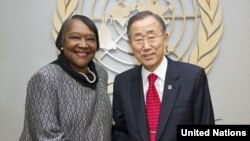 Le Secrétaire général Ban Ki-moon (à droite) et Margaret Vogt, son Représentant spécial et Chef du Bureau intégré des Nations Unies en République centrafricaine (BINUCA)