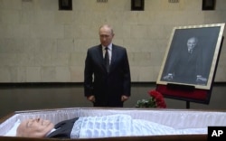 پوتین به دلیل «مشغله کاری» به جای حضور در مراسم تشییع جنازه گورباچف به بیمارستان محل وفات او در مسکو رفت. پنجشنبه، ١ سپتامبر ٢٠٢٢