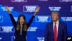 ARCHIVO - El candidato presidencial republicano, Donald Trump, y la gobernadora de Dakota del Sur, Kristi Noem, bailan en un acto de campaña en el Greater Philadelphia Expo Center & Fairgrounds, el 14 de octubre de 2024, en Oaks, Pensilvania.