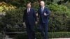 El presidente estadounidense Joe Biden (izq) y el presidente chino Xi Jinping caminan juntos después de una reunión durante la semana de líderes del Foro de Cooperación Económica Asia-Pacífico (APEC) en Woodside, California, el 15 de noviembre de 2023.