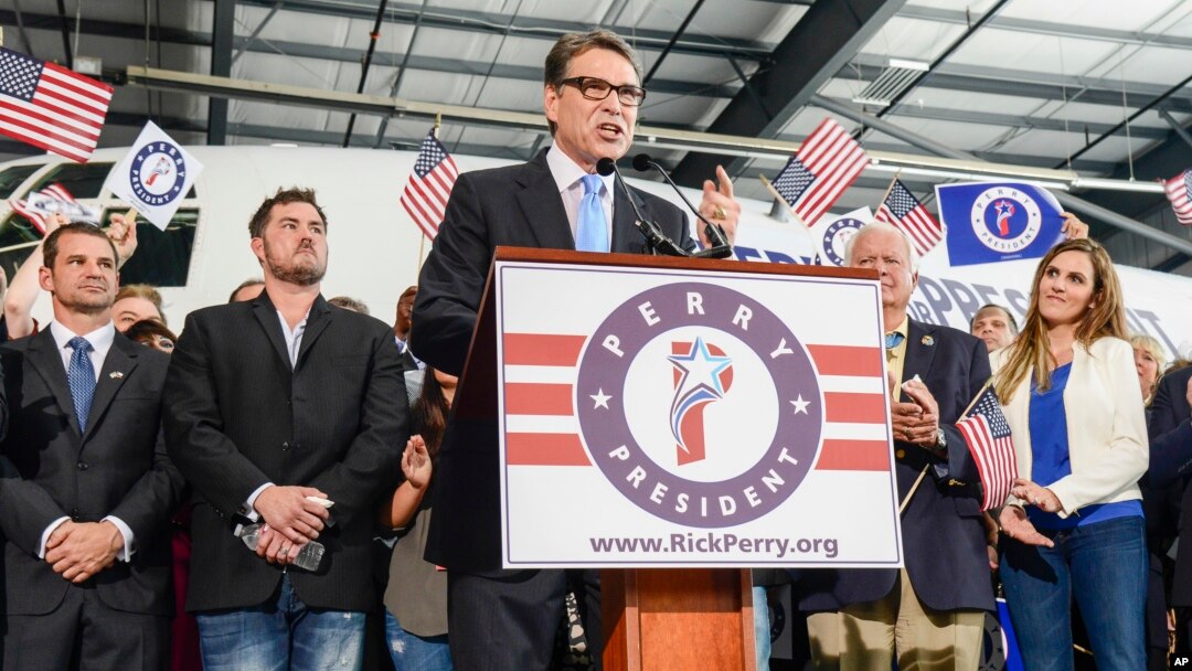 Mantan Gubernur Texas, Rick Perry saat mengumumkan rencana ikut bersaing untuk nominasi capres partai Republik di Addison,Texas, Kamis (4/6).