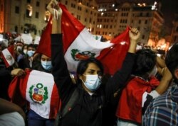 La gente reacciona, en Lima, después de que Francisco Sagasti, del Partido Morado, fuera elegido presidente interino de Perú por el Congreso.