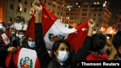 Peruanos celebran en las calles el nombramiento del centrista Francisco Sagasti, del Partido Morado, como presidente interino. Noviembre 17 de 2020.