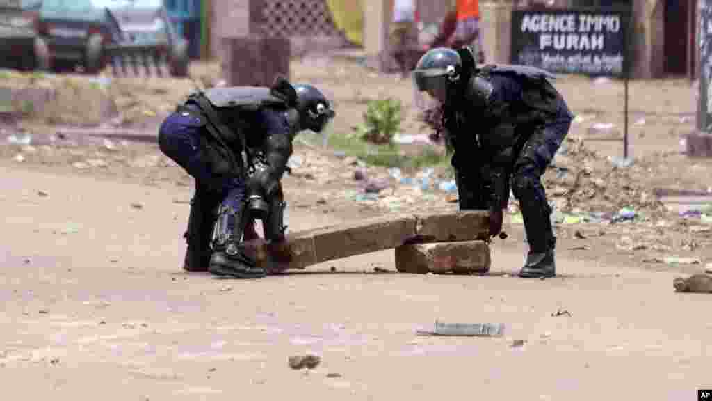 Des policiers déplacent des barricades à Kinshasa, en RDC, le 19 septembre 2016.