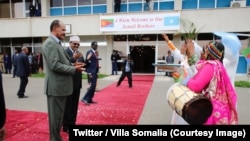 Le président somalien, Mohamed Abdullahi Mohamed, à Asmara, reçoit son homologue érythréen, Issaias Afeworki, à gauche, 2e à gauches, Erythrée, 28 juillet 2018. (Twitter/Villa Somalia)