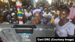 Quelques femmes apprennent à utiliser la machine à voter à Bumba, dans la province de la Mongala, dans l’ouest RDC, 30 août 2018. (Ceni RDC)