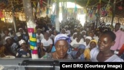 Quelques femmes apprennent à utiliser la machine à voter à Bumba, dans la province de la Mongala, dans l’ouest RDC, 30 août 2018. (Ceni RDC)