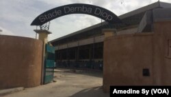 L'entrée du stade Demba Diop, au Sénégal, le 25 juillet 2017. (VOA/Amedine Sy)