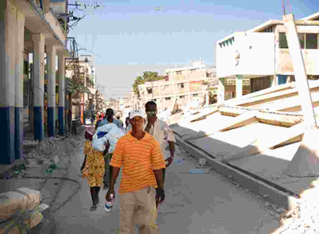 Bantuan Internasional Berlanjut di Haiti (Foto: B. Newhouse)