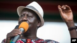 Pemimpin oposisi Kenya Raila Odinga berbicara di depan pendukungnya di Nairobi, Kenya, Rabu (25/10). 