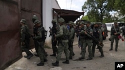 ARCHIVO - Soldados allanan el Centro Penitenciario de Tocorón, donde se originó la banda del Tren de Aragua, en Tocorón, Venezuela, el 20 de septiembre de 2023. (Foto AP/Ariana Cubillos, Archivo)