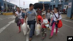 Migrantes venezolanos llegan a un punto de control migratorio en Tumbes, Perú, el 14 de junio de 2019.