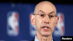 Ủy viên điều hành NBA Adam Silver nói chuyện tại cuộc họp báo ở New York 29/4/2014. 