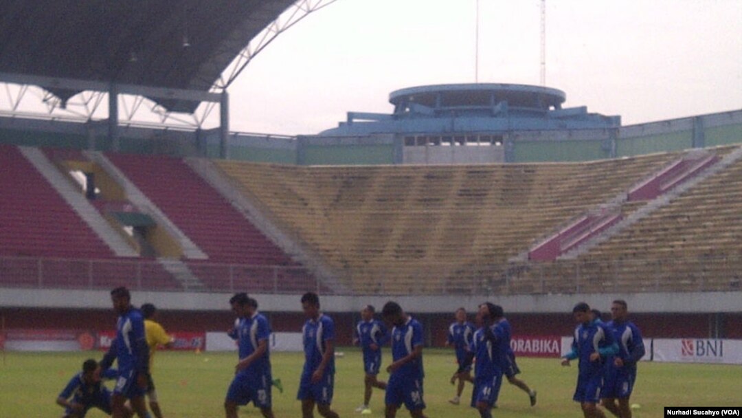 Para pemain Arema Cronus berlatih di Yogyakarta di sela-sela berlangsungnya Piala Sudirman. (VOA/Nurhadi Sucahyo)