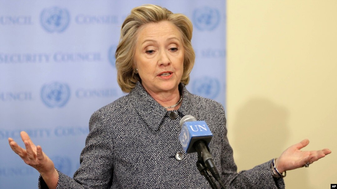 Hillary Rodham Clinton memberikan pernyataan mengenai kontroversi email dalam konferensi pers di kota New York (10/3). (AP/Seth Wenig)