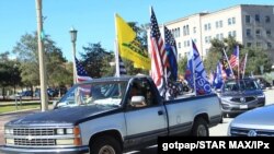 Manifestación con vehículos a favor del expresidente Donald Trump, en Pasadena, California, el 30 de enero de 2021. Foto: [gotpap/STAR MAX]