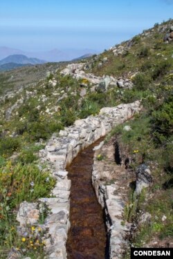 A diversion canal as part of the pre-Inca infiltration system during the wet season. Canals like this divert water during the wet season to zones of high permeability. (M. Briceño, CONDESAN, 2012)