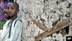 Ethiopian orphans Endashew (R) and his sister Yeshiwork, who lost both their parents to HIV/AIDS, sit outside their family house near the capital Addis Ababa, June 2005. (file photo)